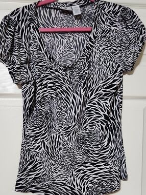 Worthington Black and White Swirl Short Sleeve Tee